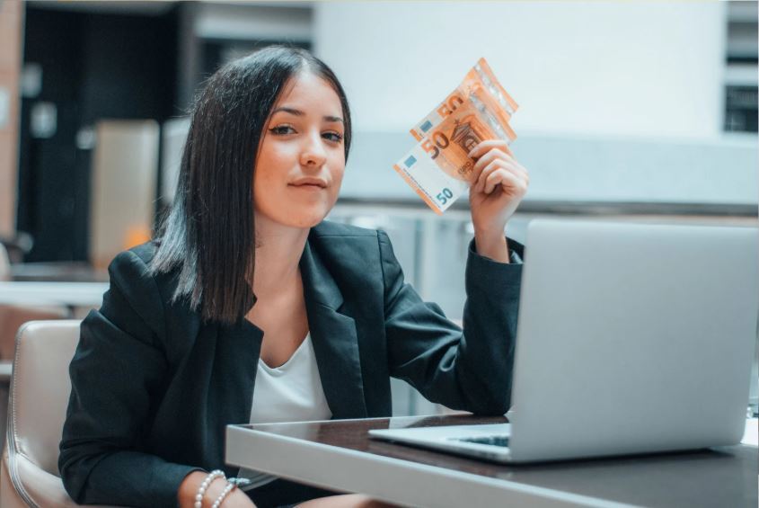 Want to earn more in 2025? Learn how to start a Second Income Stream for freedom, stability, and long-term success.